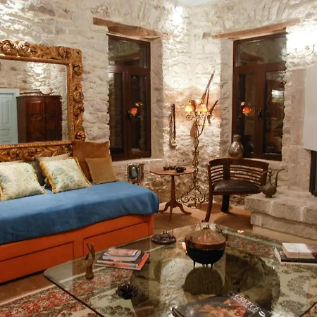 Antique Red Luxury 75 Sqm Apartment
